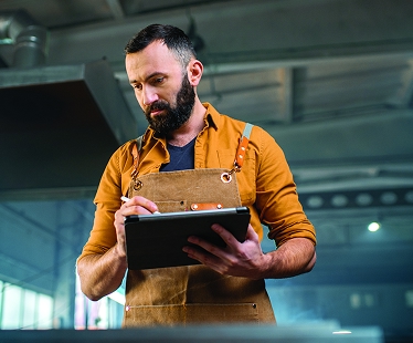 Artisan en train de sélectionner des produits